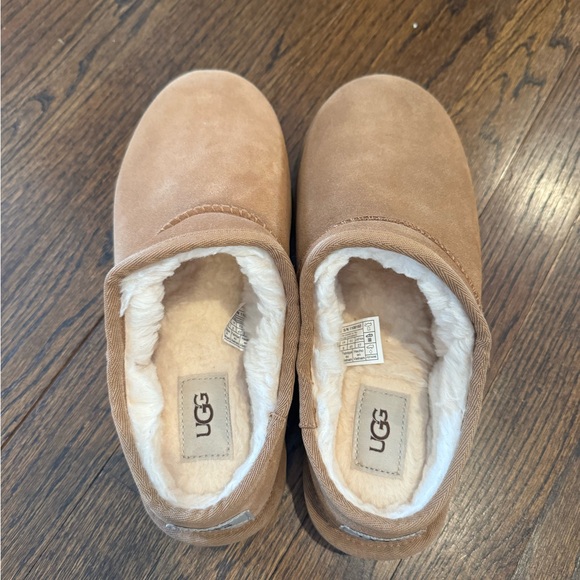 NIB Classic Ugg Slippers! - Picture 2 of 6